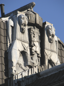 902841 Afbeelding van het reliëf met twee leeuwen en de tekst 'JE MAINTIENDRAI' op de topgevel van het voormalige ...